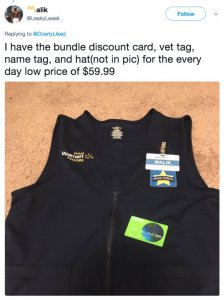 guy-offered-to-sell-a-walmart-vest-to-black-friday-shoppers-people-go-crazy-8.jpg