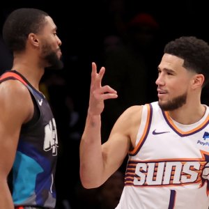 mikal-bridges-devin-booker.jpg