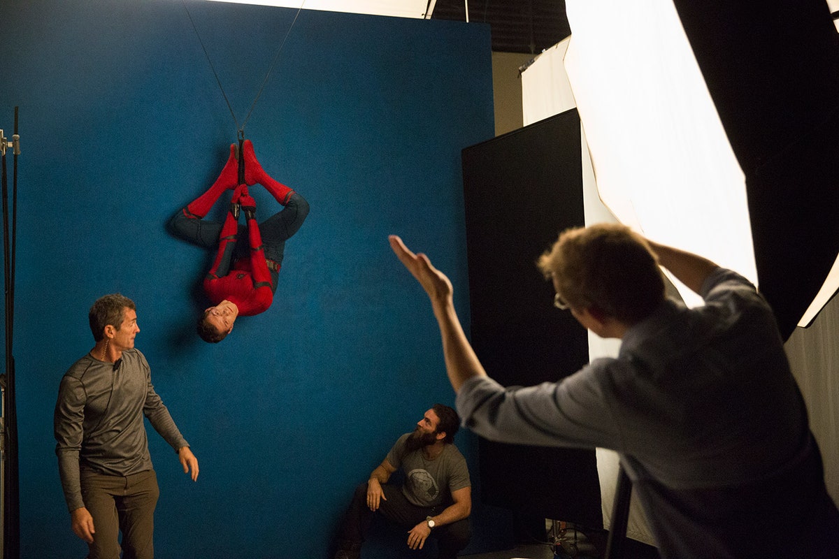 marvel-holiday-2018-bts-ss06.jpg