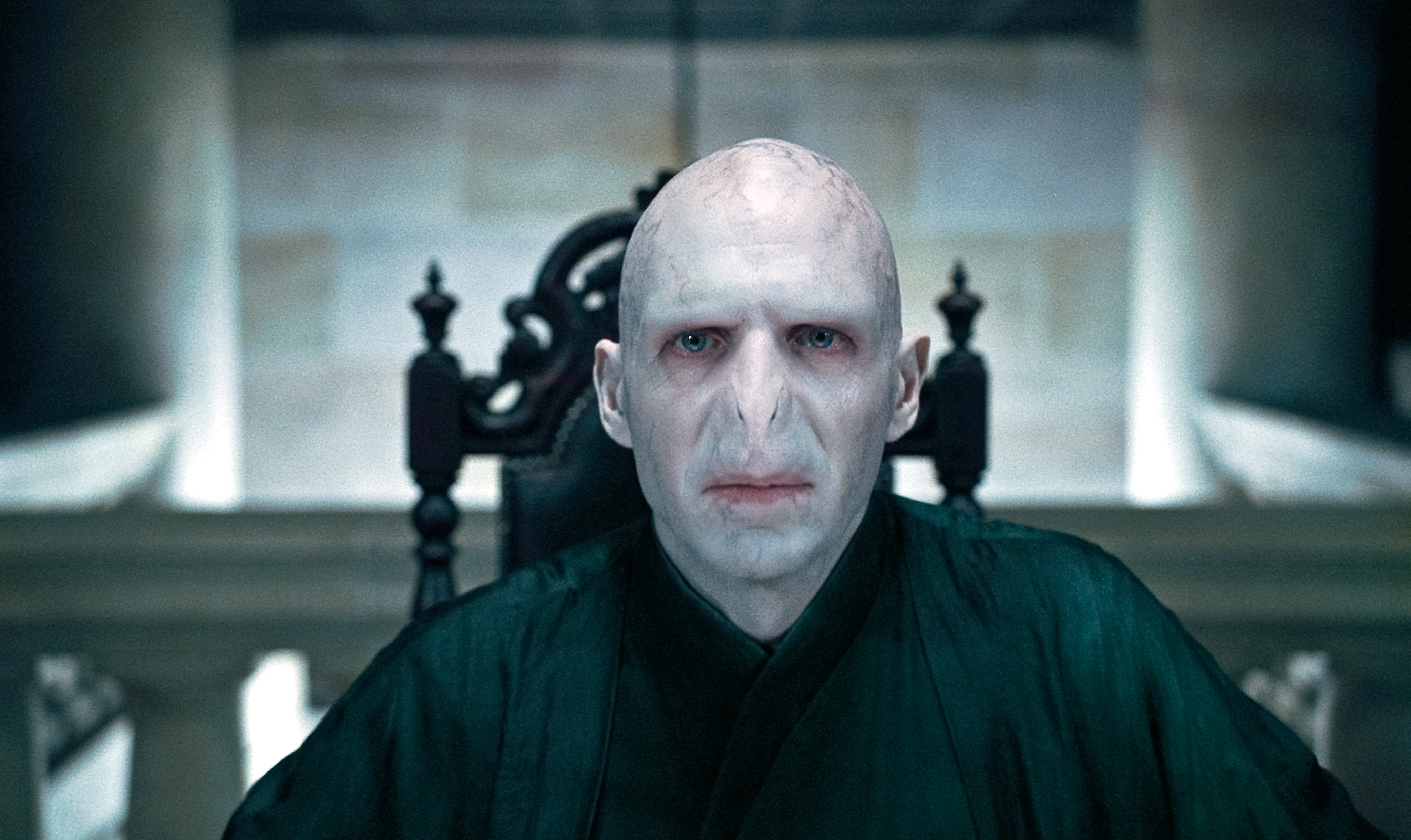 Voldemort_WB_F7_VoldemortStaringAheadAtTheMalfoyManor_Still_080615_Land.jpg