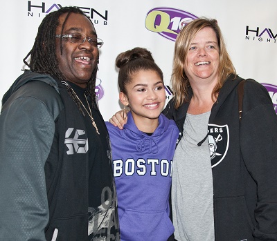 1440829288Zendaya-parents.jpg