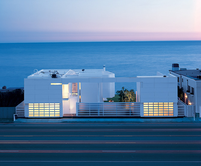 white_modern_beach_house_01.jpg