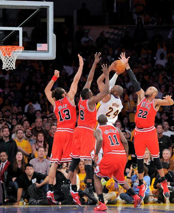 kobe-shoots-over-everyone.jpg