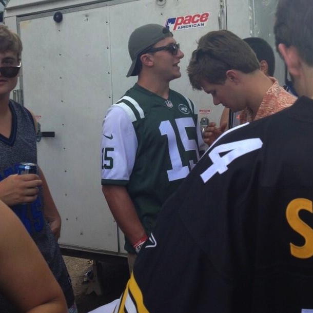 johnny-manziel-partying-in-Tebow-jersey.jpg