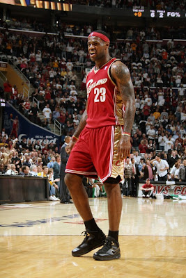 timeline_091027_nba_lebron7-blk-gold.jpg