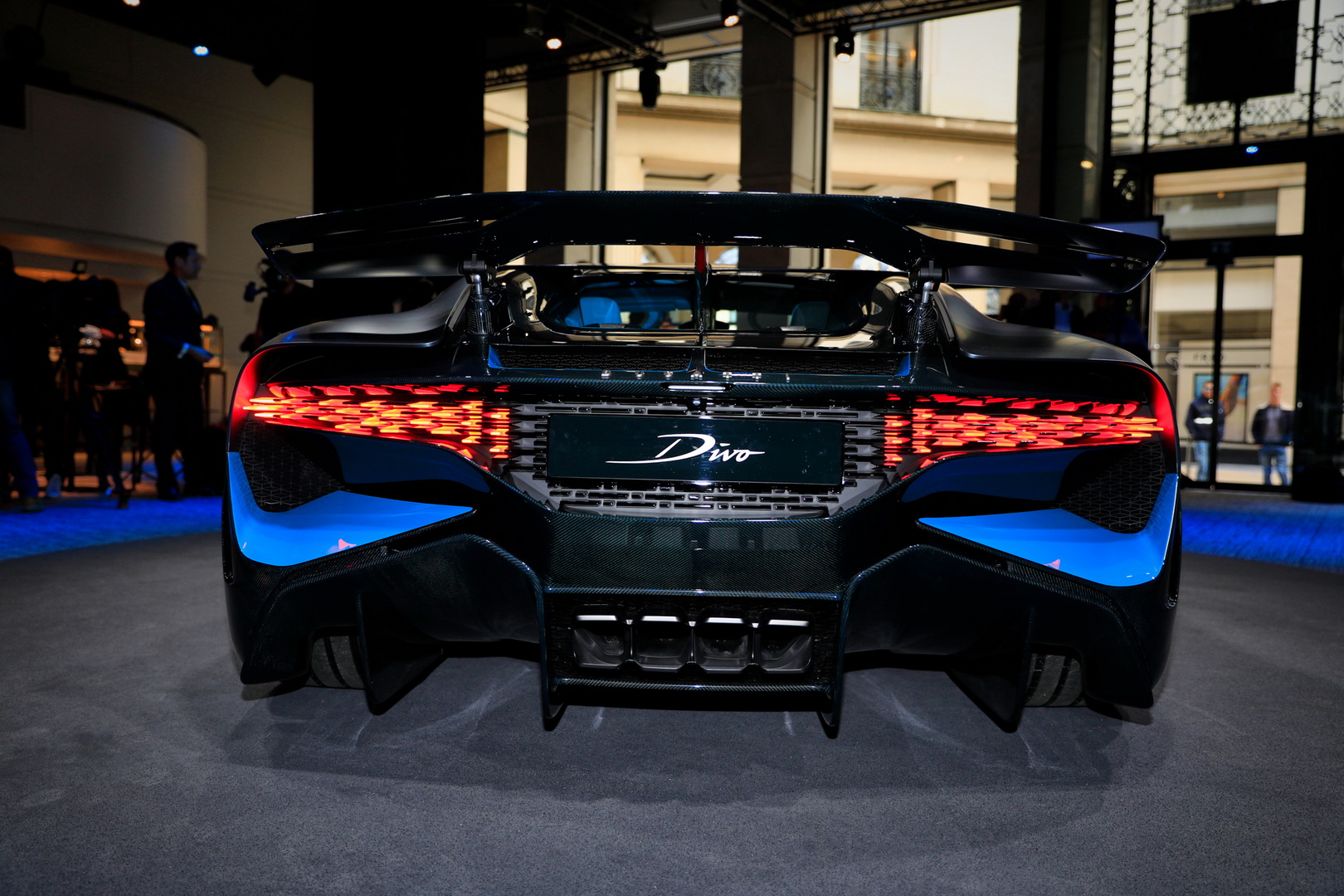 02707158-bugatti-divo-paris-auto-show-17.jpg