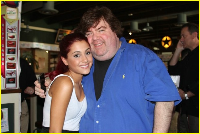 Ariana-grande-kenan-thompson-cameo-11.jpeg