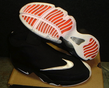 NikeAirZoomGlove_display_image.png