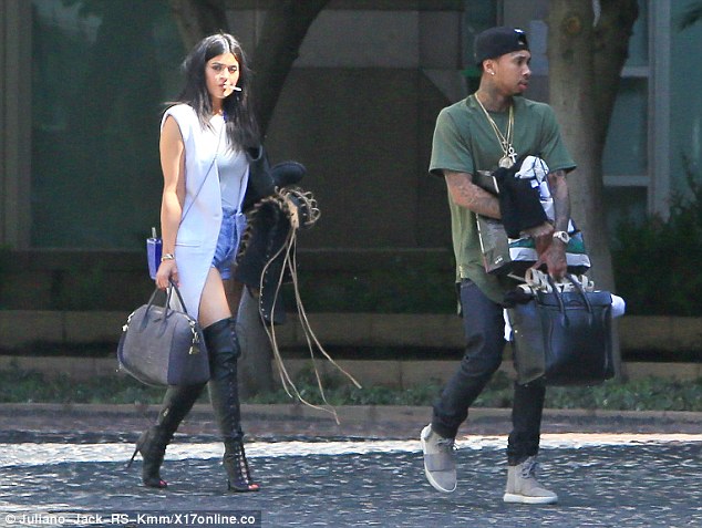 2937226B00000578-3104338-Errands_The_17_year_old_and_pal_Tyga_25_were_spotted_carrying_cl-a-8_1433055458786.jpg