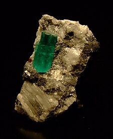 225px-Emerald_crystal_muzo_colombia.jpg