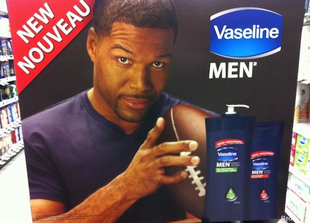 michael_strahan_has_some_messedup_fingers.jpg