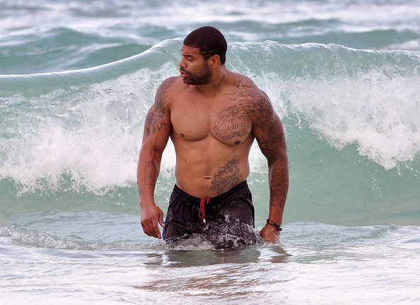 Shawne-Merriman-Enjoying-Beach-Miami-0uZzNkFUJUPl.jpg