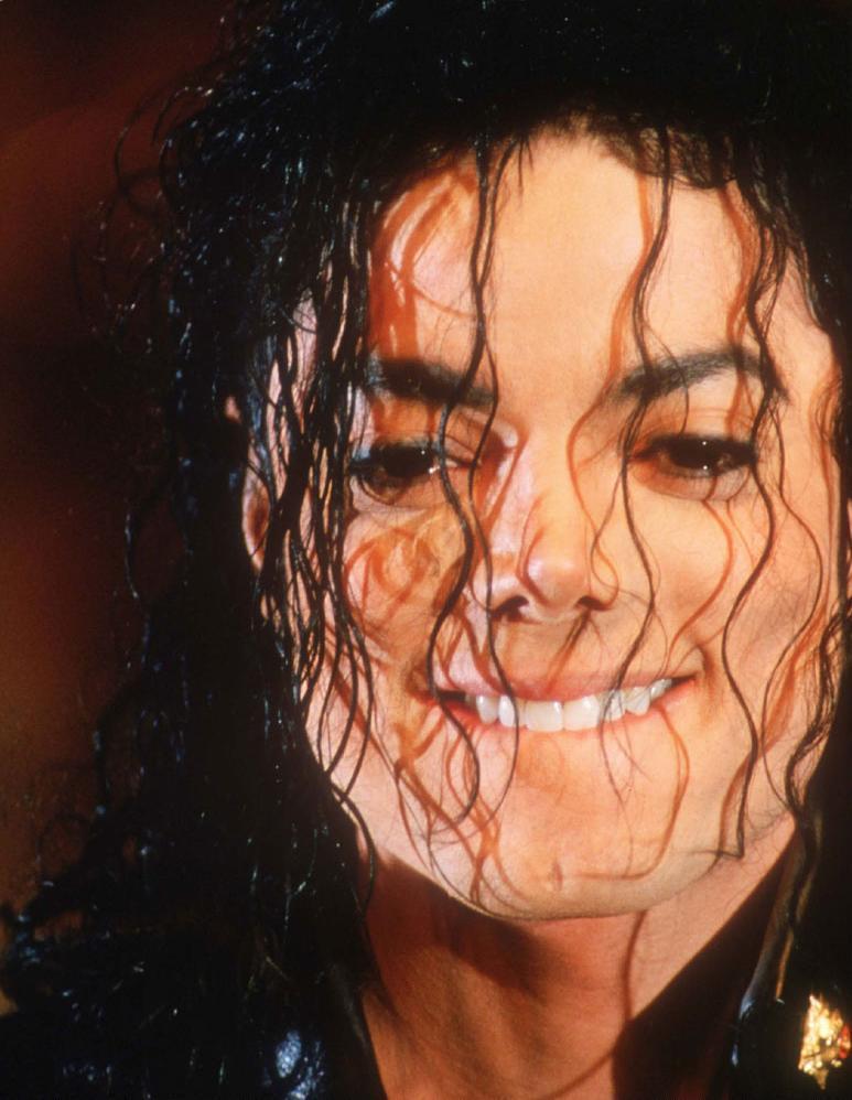 infamous-LIP-bite-michael-jackson-9202433-773-998.jpg