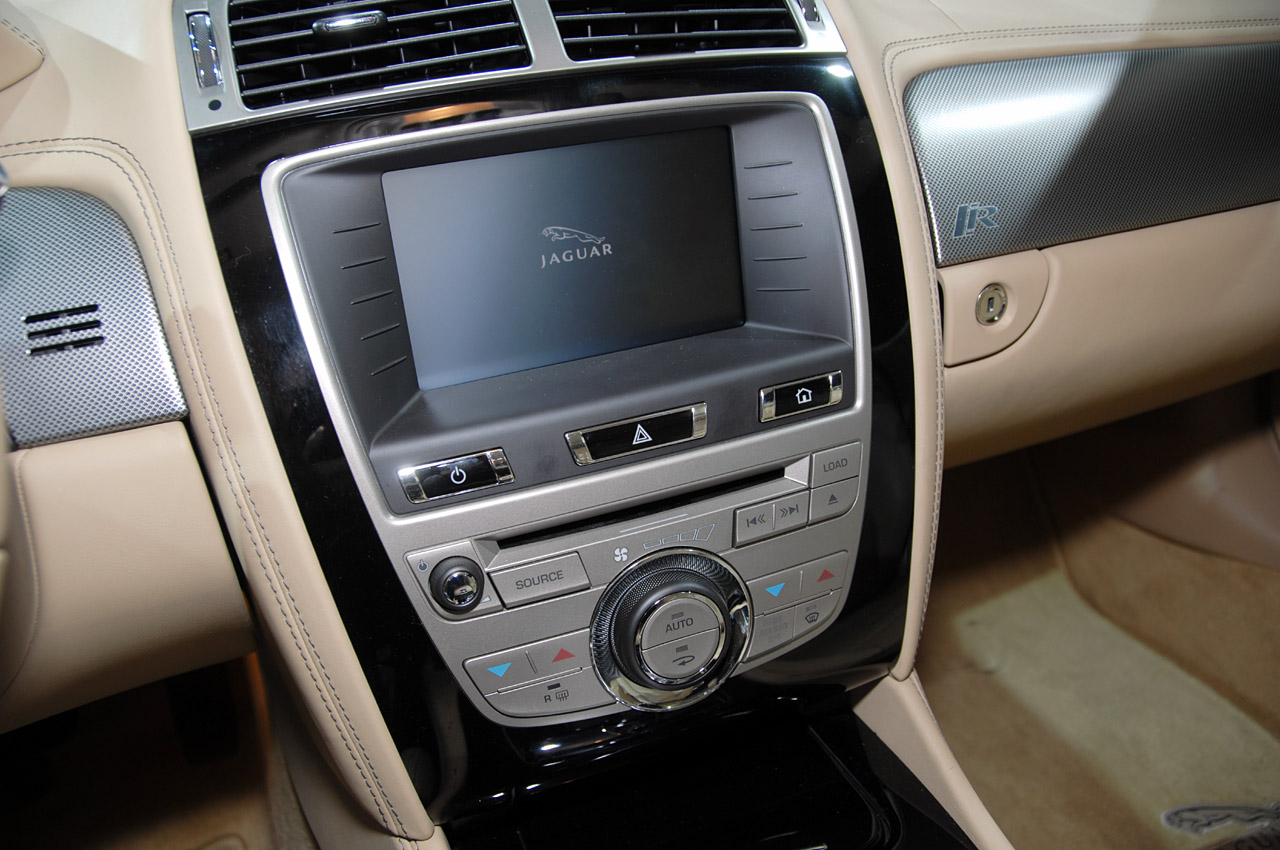 2010-jaguar-xkr-center-console.jpg