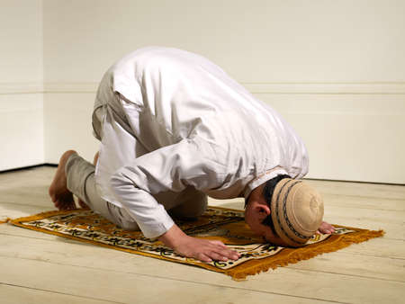 praying+muslim+w+rug.jpg