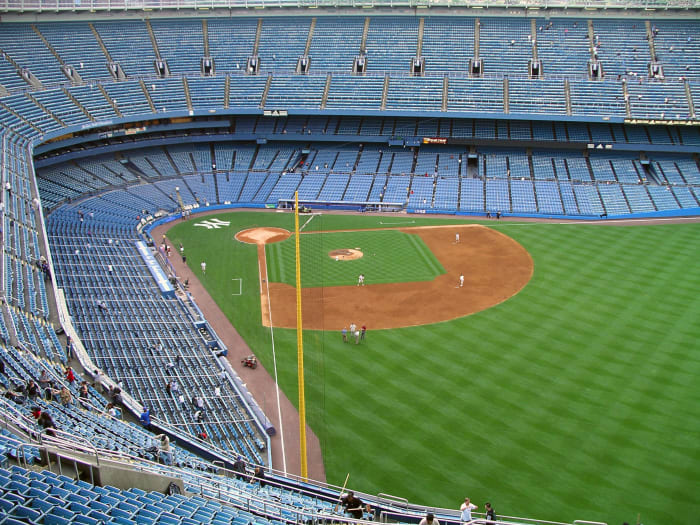 barry-bonds-yankee-stadiumjpg.webp