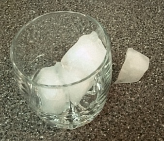 Ice_cubes_in_glass.jpg