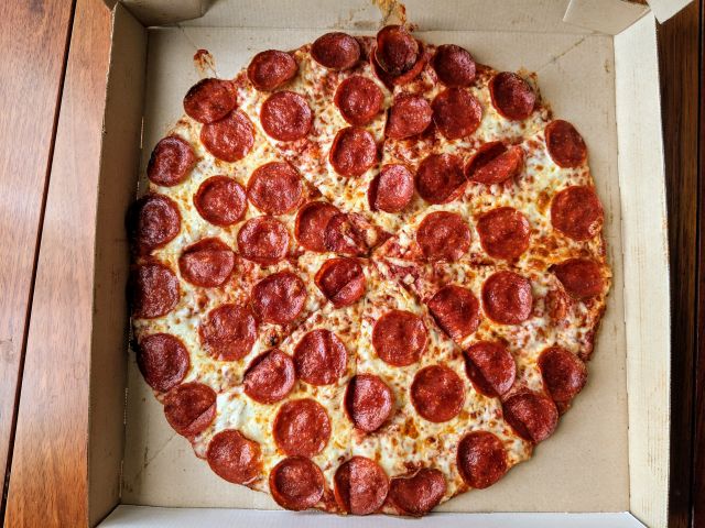 little-caesars-thin-crust-pepperoni-pizza-01.jpg