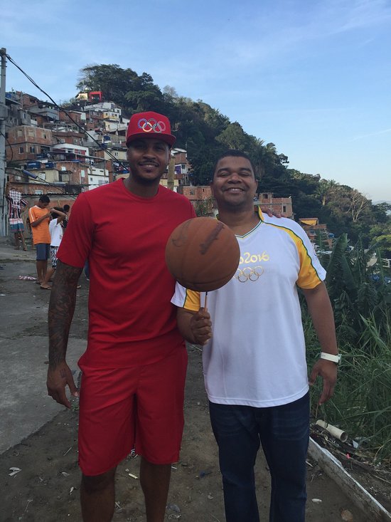 carmelo-anthony-in-favela.jpg