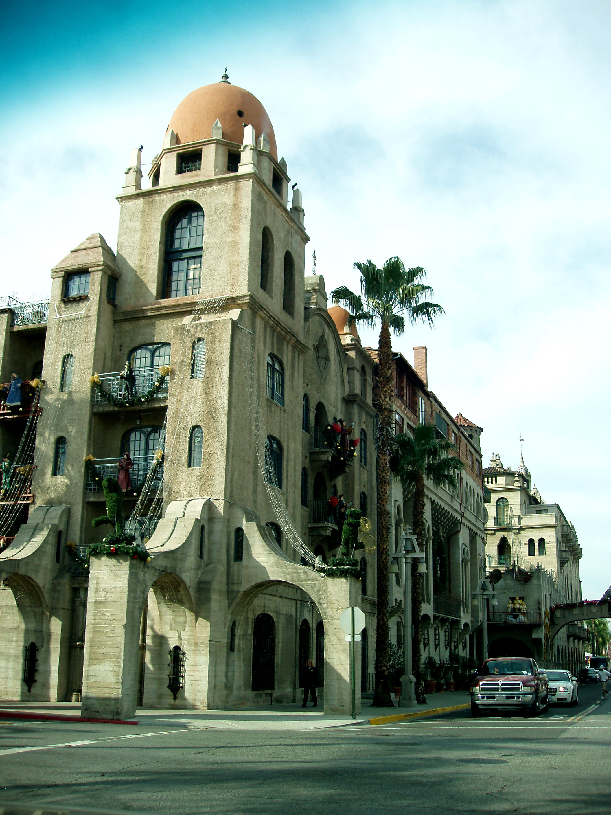 Mission_Inn_turrent,_decorated_for_Christmas.jpg