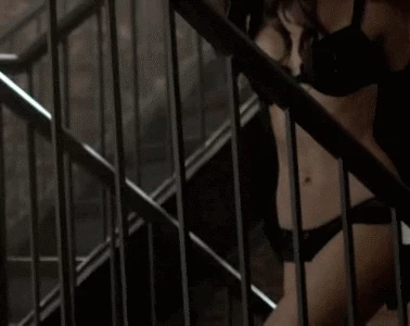 Kate-Beckinsale-black-lingerie-stairwell.gif