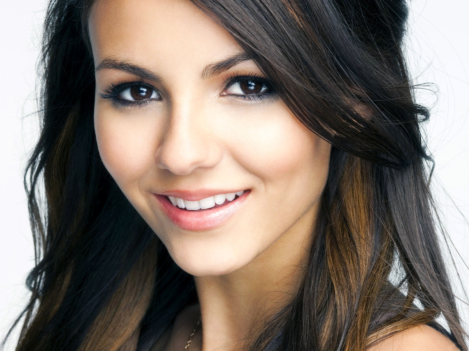 victoria-justice-pretty-smile-brown-eyes.jpg