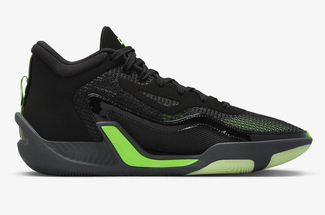 Jordan-Tatum-1-Black-Green-Strike-2.jpeg