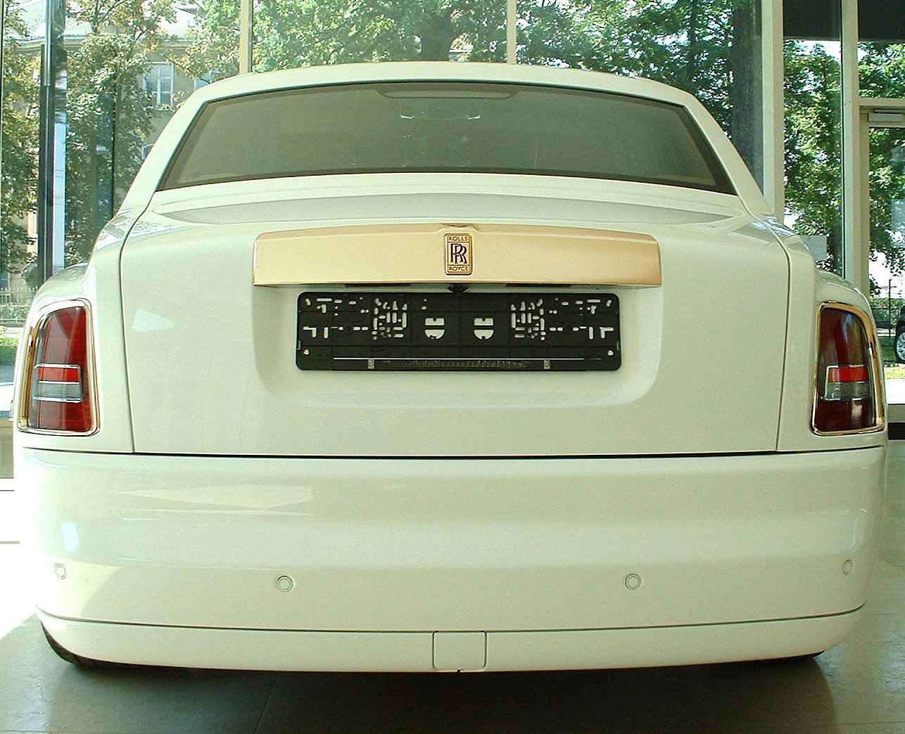 8.2-Million-Phantom-Solid-Gold-Rolls-Royce-2.jpg