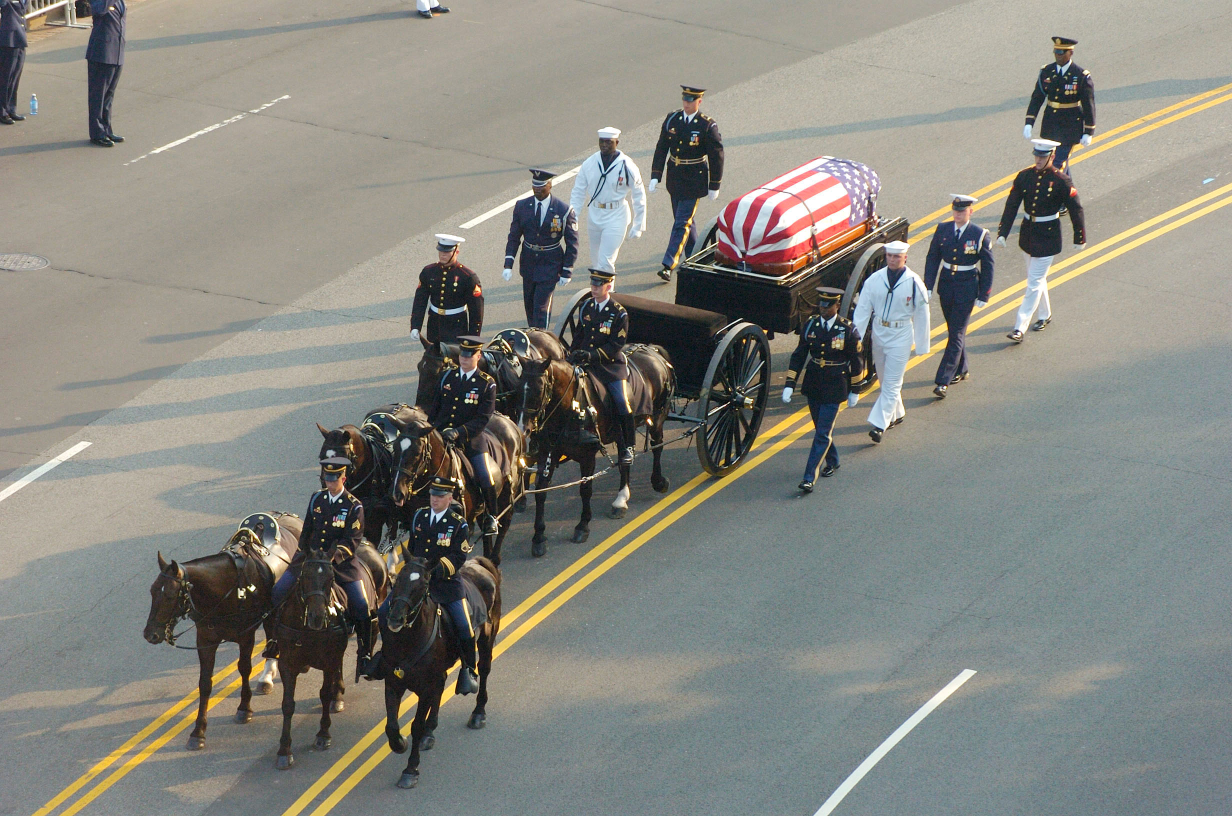 Ronald_Reagan_casket_on_caisson_during_funeral_procession.jpg