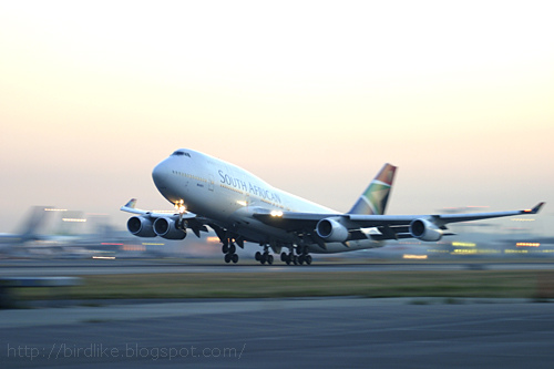 Boeing_747_taking_off.jpg