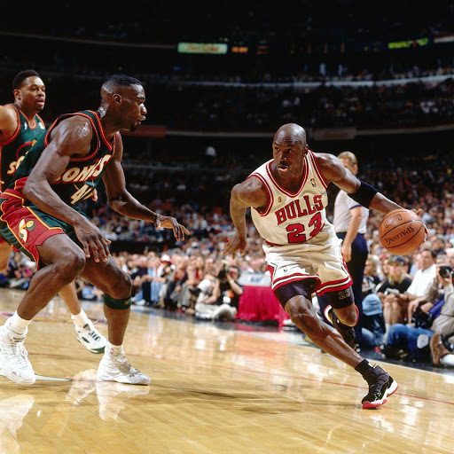 Playoffs-11s-worn-by-Michael-Jordan-1996-2.jpg