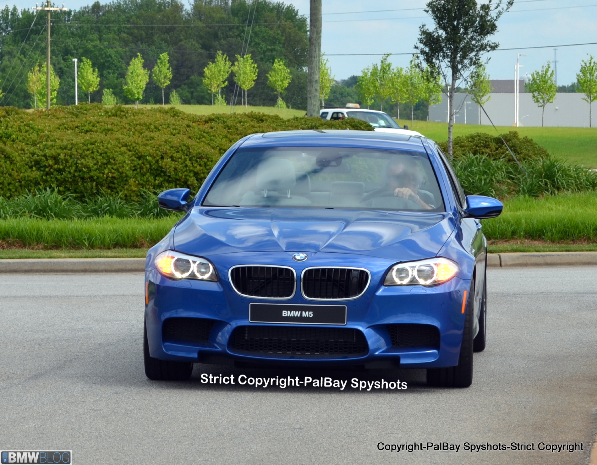 2013-bmw-m5-performance-center-09.jpg