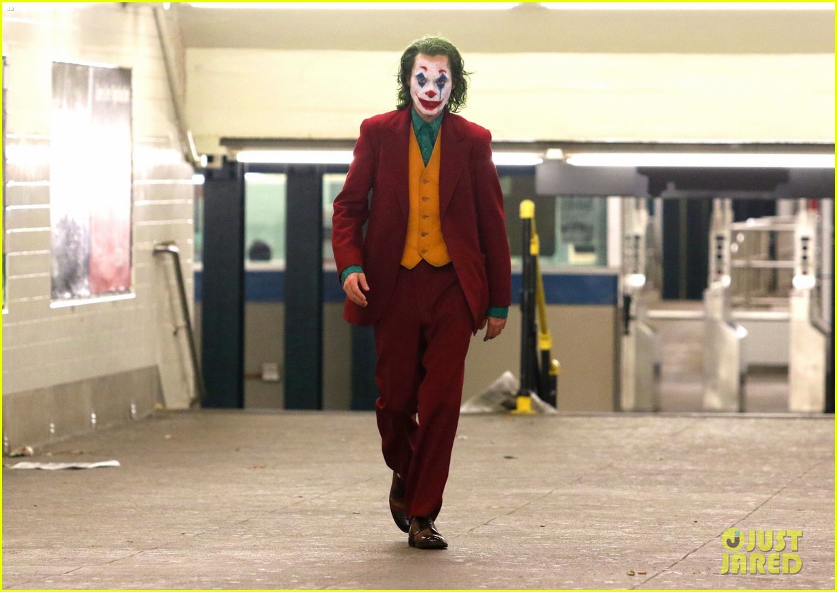 joaquin-phoenix-joker-subway-full-makeup-23.jpg