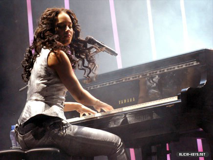 alicia-keys-as-i-am-tour-piano.jpg