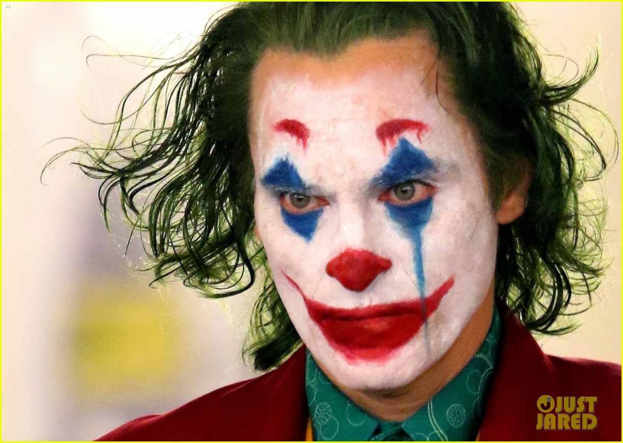 joaquin-phoenix-joker-subway-full-makeup-17.jpg