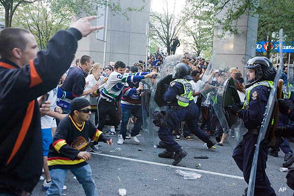 gallery_shocking_scenes_from_the_vancouver_game_riots.jpg