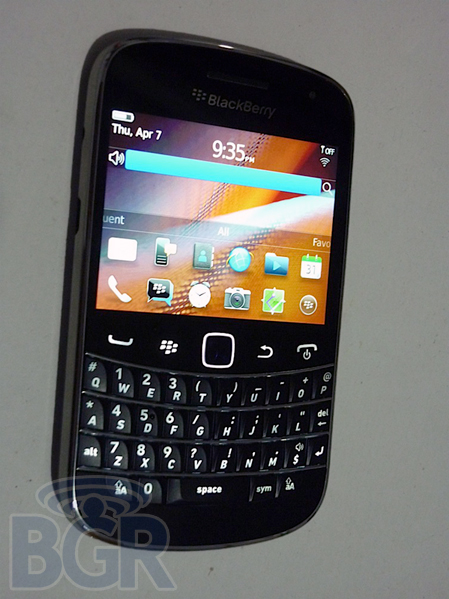 BlackBerry-Bold-Touch-9930110407150935.jpg