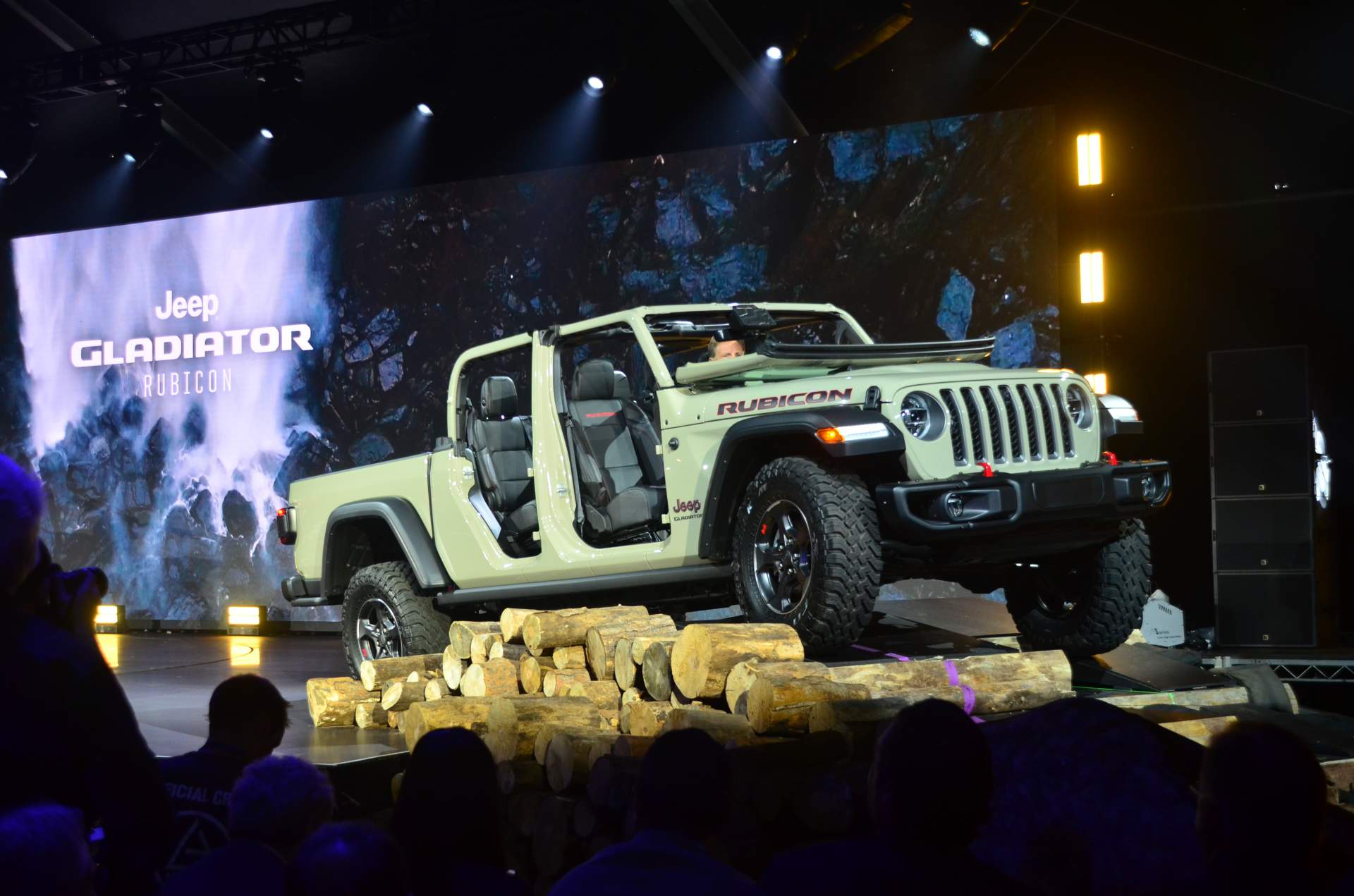 0665f2b6-2020-jeep-gladiator-at-2018-la-auto-show-55.jpg