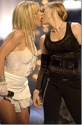 Madonna_kissed_Britney_Spears_at_the_MTV_Awards_in_2003_picture_photo%5B11%5D.jpg