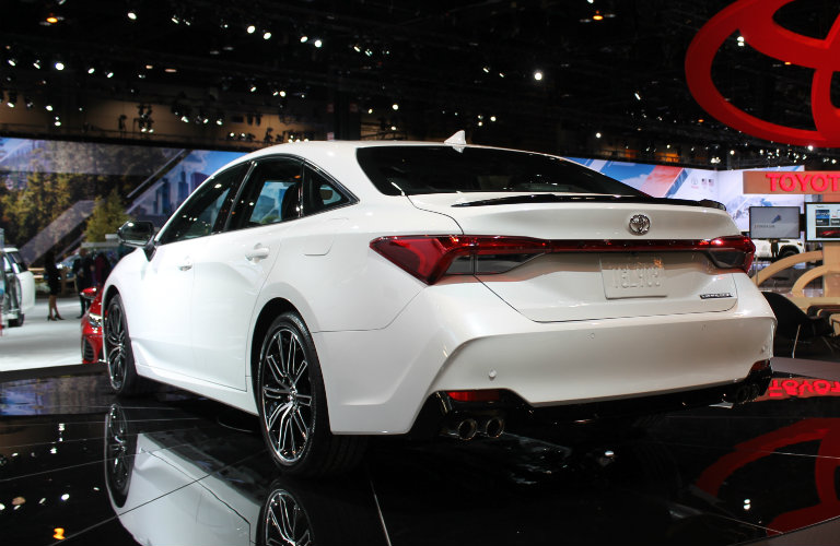 rear-side-profile-of-white-2019-Toyota-Avalon_df.jpg