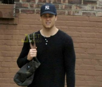 tom-brady-yankees-hat-man-purse.jpg