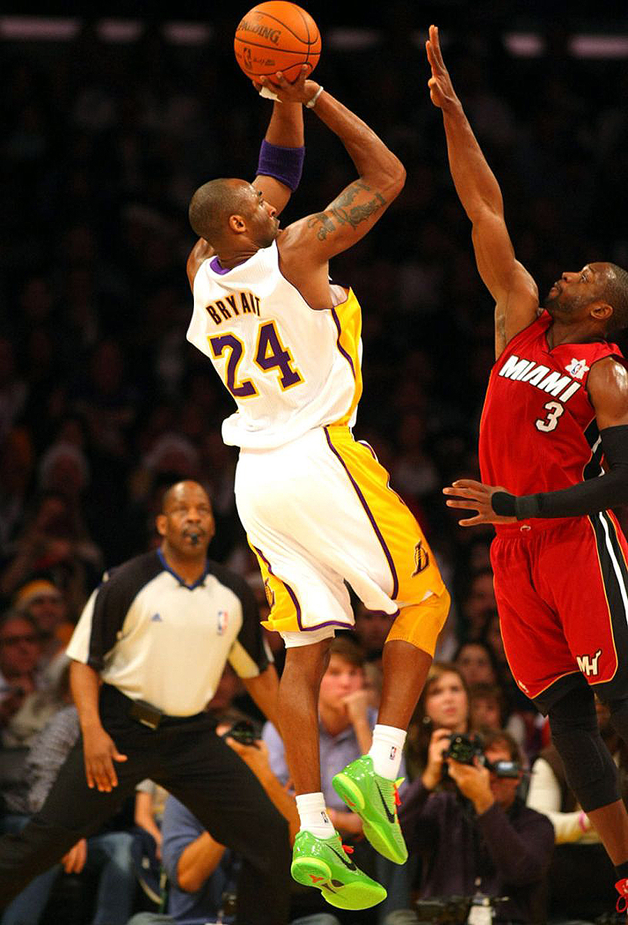 kobe-bryant-nike-kobe-6-grinch-2010-2.jpg