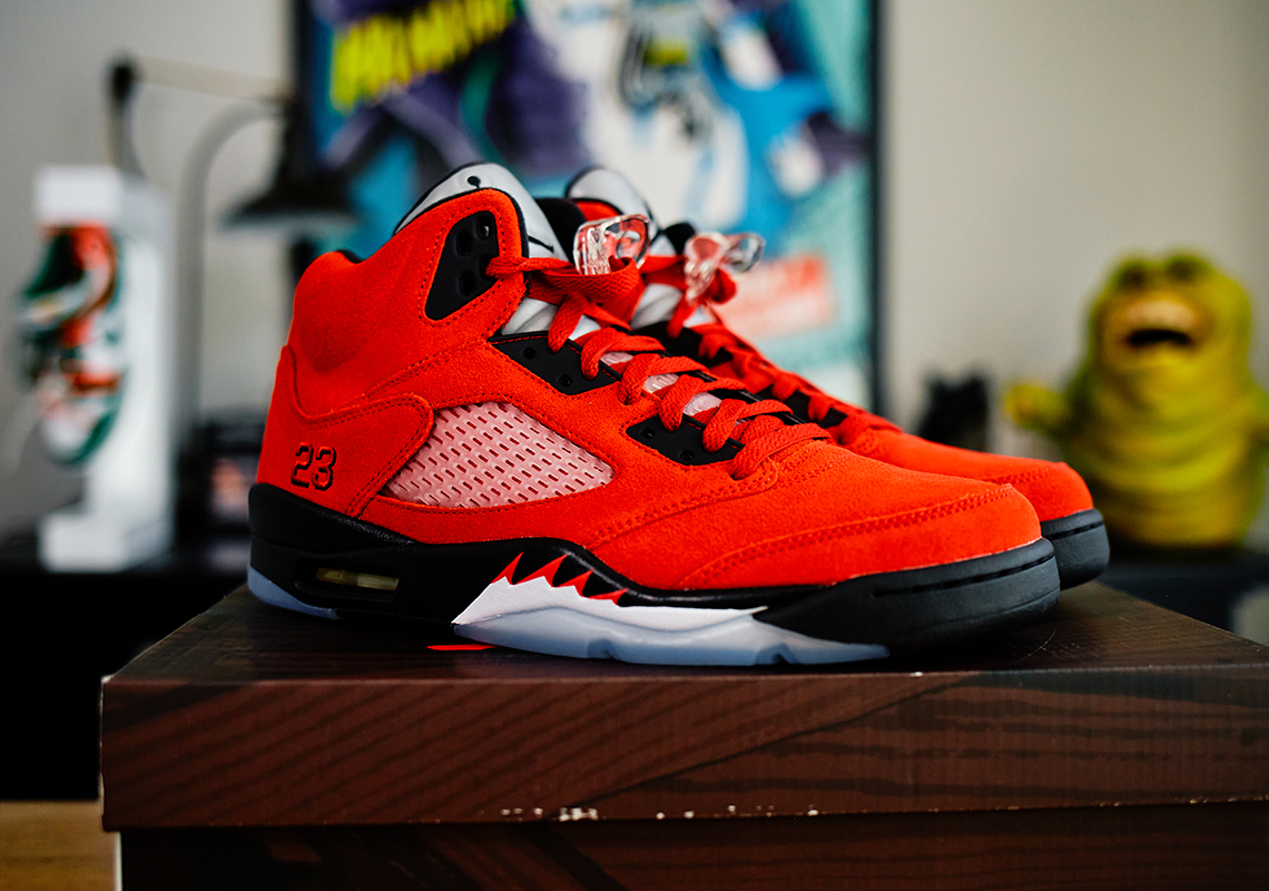 Air-Jordan-5-Raging-Bull-2021-Photos-7.jpg