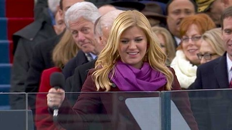 abc_clinton_photobombs_kelly_clarkson_inauguration_thg_130123_wblog.jpg