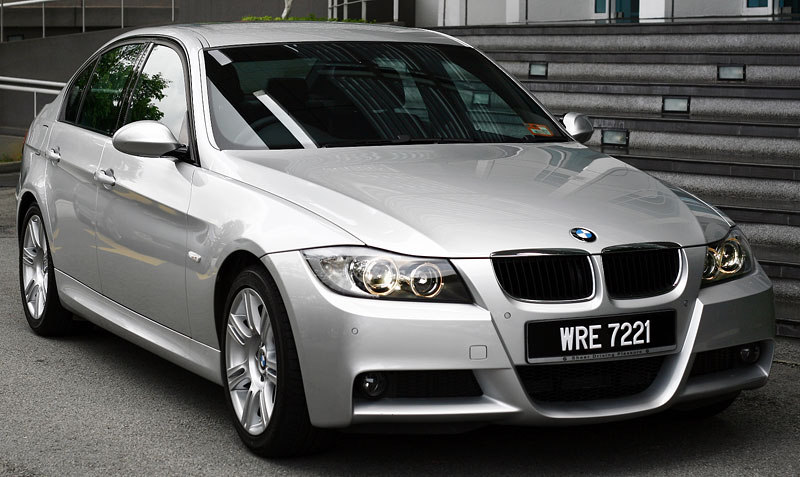 BMW_320i_Sports_1_Large.jpg