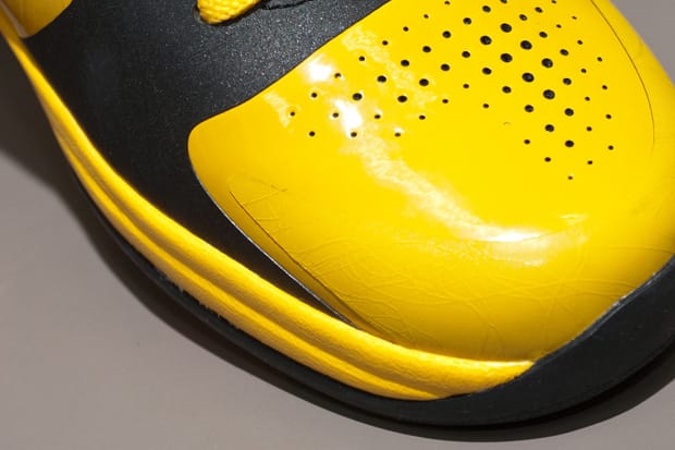 kobe-bryant-bruce-lee-nike-zoom-kobe-v-10.jpg