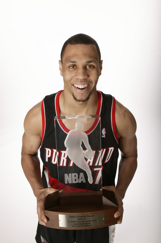 roy-poses-with-rookie-of-the-year-trophy-fullj_getty-73951200sf001_brandon_roy_5_09_11_pm-1.jpg