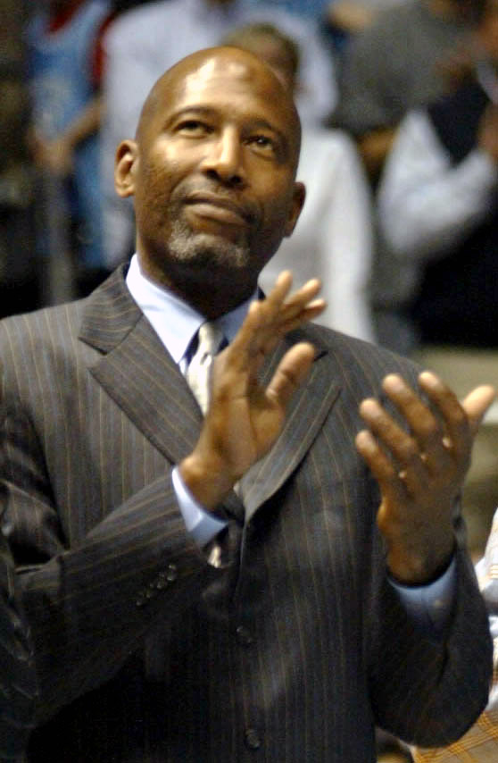 James_Worthy_at_UNC_Basketball_game._February_10,_2007.jpg