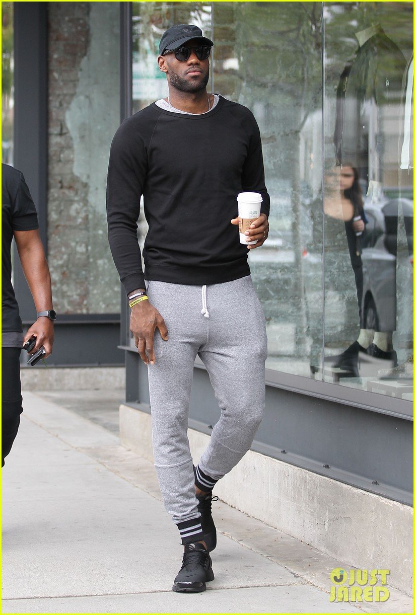 lebron-james-wears-very-tight-pants-11.jpg