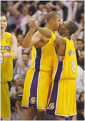 kobe_kissing-13284.jpg